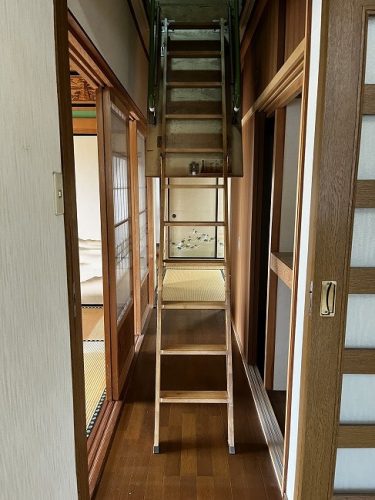 建物１　小屋裏収納階段
